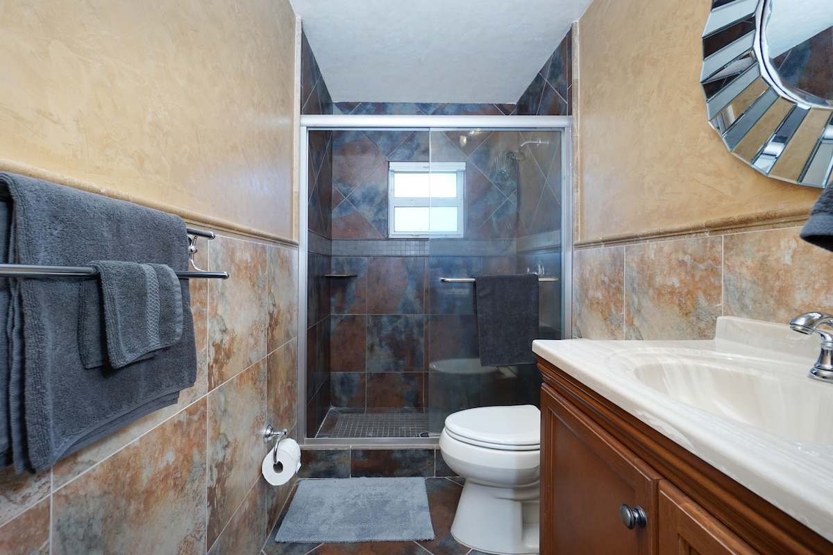 Photo 25 of Amazing 4 Bedroom 3 Bath Pool Home. About 1 mile from the Beach and Great Eats