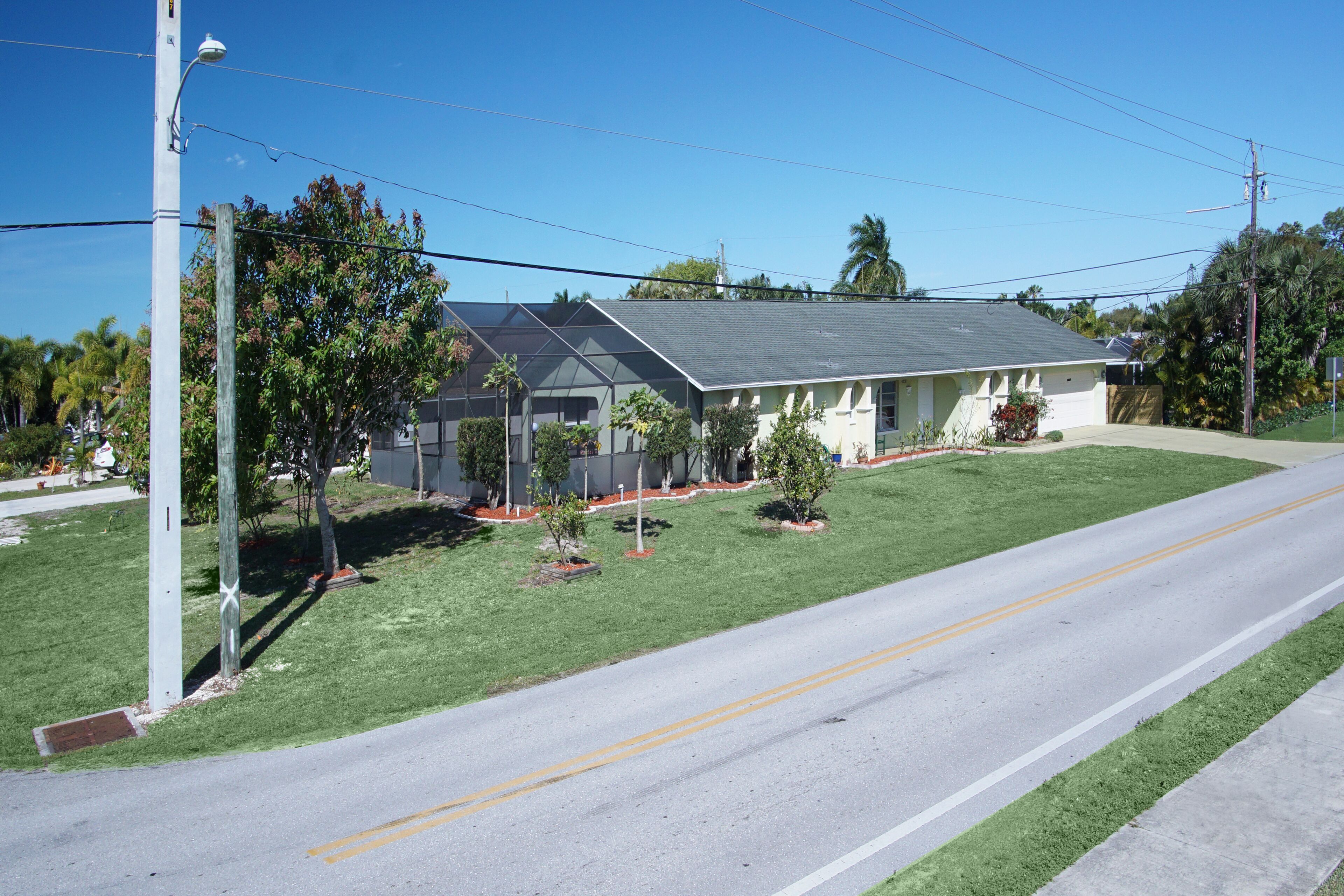 Amazing 4 Bedroom 3 Bath Pool Home. About 1 mile from the Beach and Great Eats