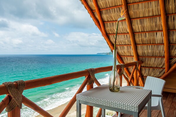 Chambre Panoramique, 1 très grand lit, vue mer | Terrasse/Patio