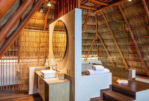 Chambre panoramique, 1 très grand lit, vue sur la mer | Literie de qualité, coffre-fort, rideaux d’obscurcissement