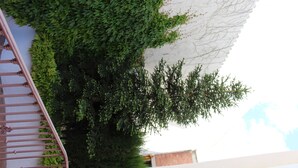 A staircase with a metal railing leading up to a building. - Villa Rural Campillo de Arenas (Campillo de Arenas)