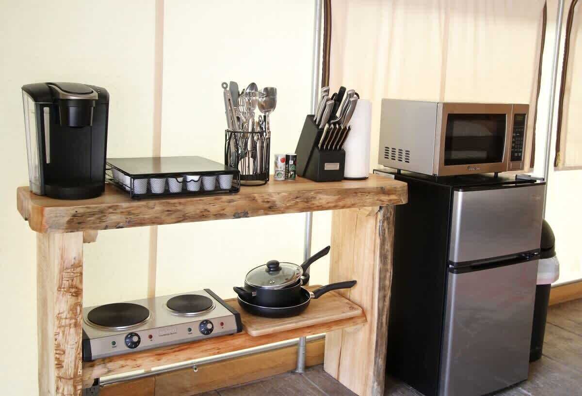 Réfrigérateur, micro-ondes, plaque de cuisson, cafetière/bouilloire