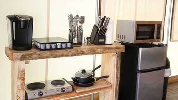 Réfrigérateur, micro-ondes, plaque de cuisson, cafetière/bouilloire