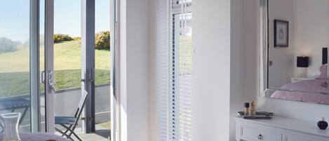 3 室のベッドルーム、WiFi (無料)、ベッドシーツ