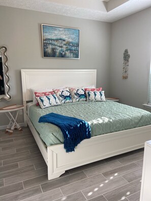 3 bedrooms, iron/ironing board, travel crib, free WiFi - All dogs ok, child & infant friendly, golf cart incl. (Panama City Beach)