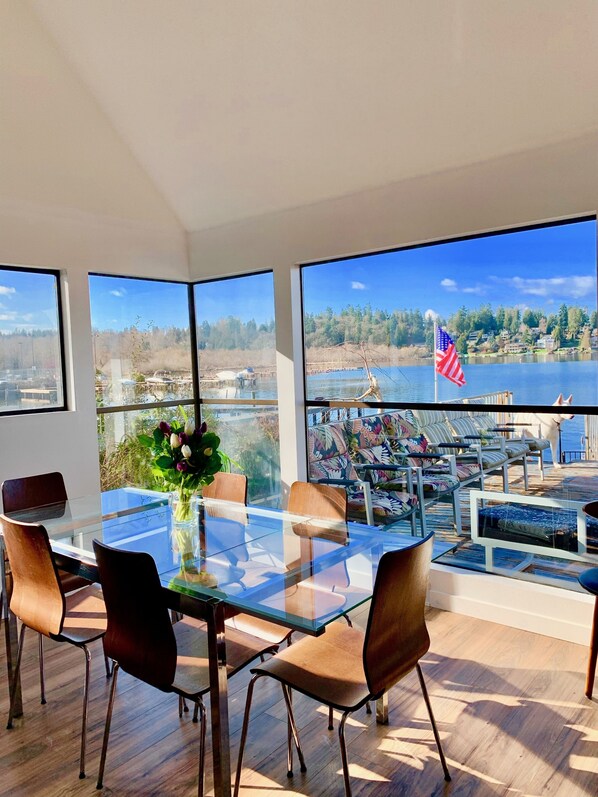 Dinning room, overlooking the lake