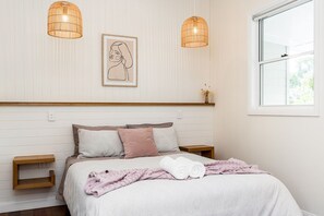 2 habitaciones, tabla de planchar con plancha y ropa de cama