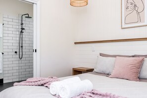 2 bedrooms, iron/ironing board, bed sheets