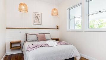 2 bedrooms, iron/ironing board, bed sheets