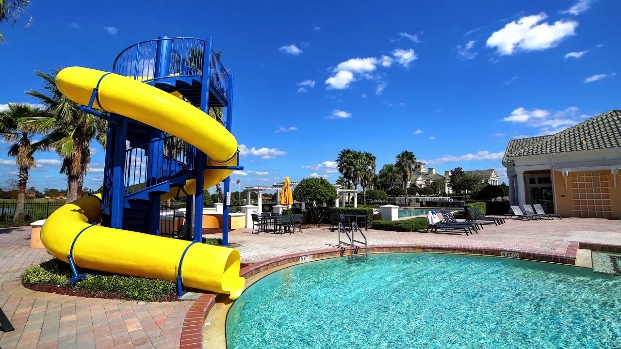 Utendørsbasseng og et oppvarmet basseng