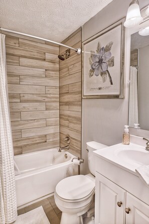 Combined shower/bathtub, towels, toilet paper