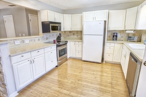 Kjøleskap, mikrobølgeovn, ovn og kokeplater