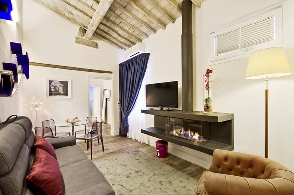 TV, fireplace