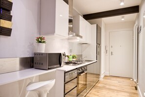 Refrigerador, microondas, horno, placa de cocina