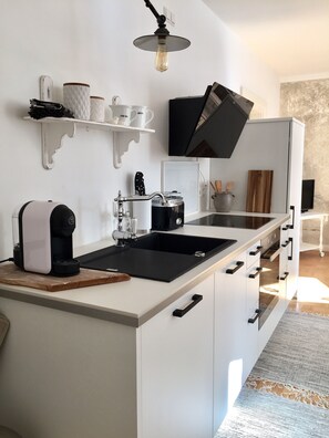 Fridge, oven, stovetop, dishwasher