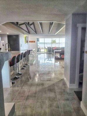 Bar (on property) - Lakefront Luxury pool 3100sq ft on lake. (Orlando)