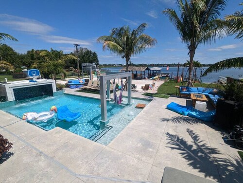 Lakefront Luxury pool 3100sq ft on lake.