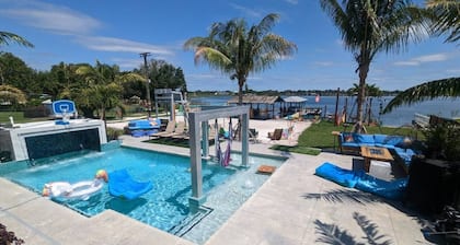 Lakefront Luxury pool 3100sq ft on lake.