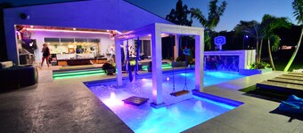 Lakefront Luxury pool 3100sq ft on lake.