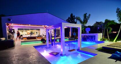 Lakefront Luxury pool 3100sq ft on lake.