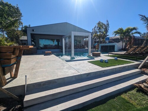 Lakefront Luxury pool 3100sq ft on lake.