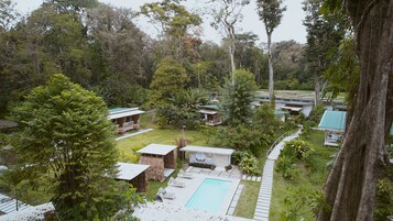 室外游泳池，08:00 至 17:00 开放，日光浴躺椅