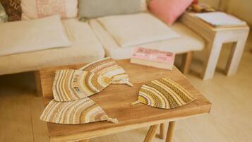 Una mesa de madera con cojines a rayas y un libro encima.