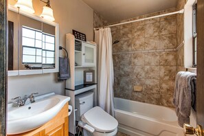 Combined shower/tub, eco-friendly toiletries, hair dryer, bidet