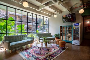 Living area - Viajero Hostel Medellin (Medellín)