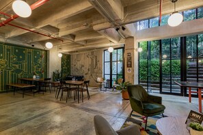 Living area - Viajero Hostel Medellin (Medellín)