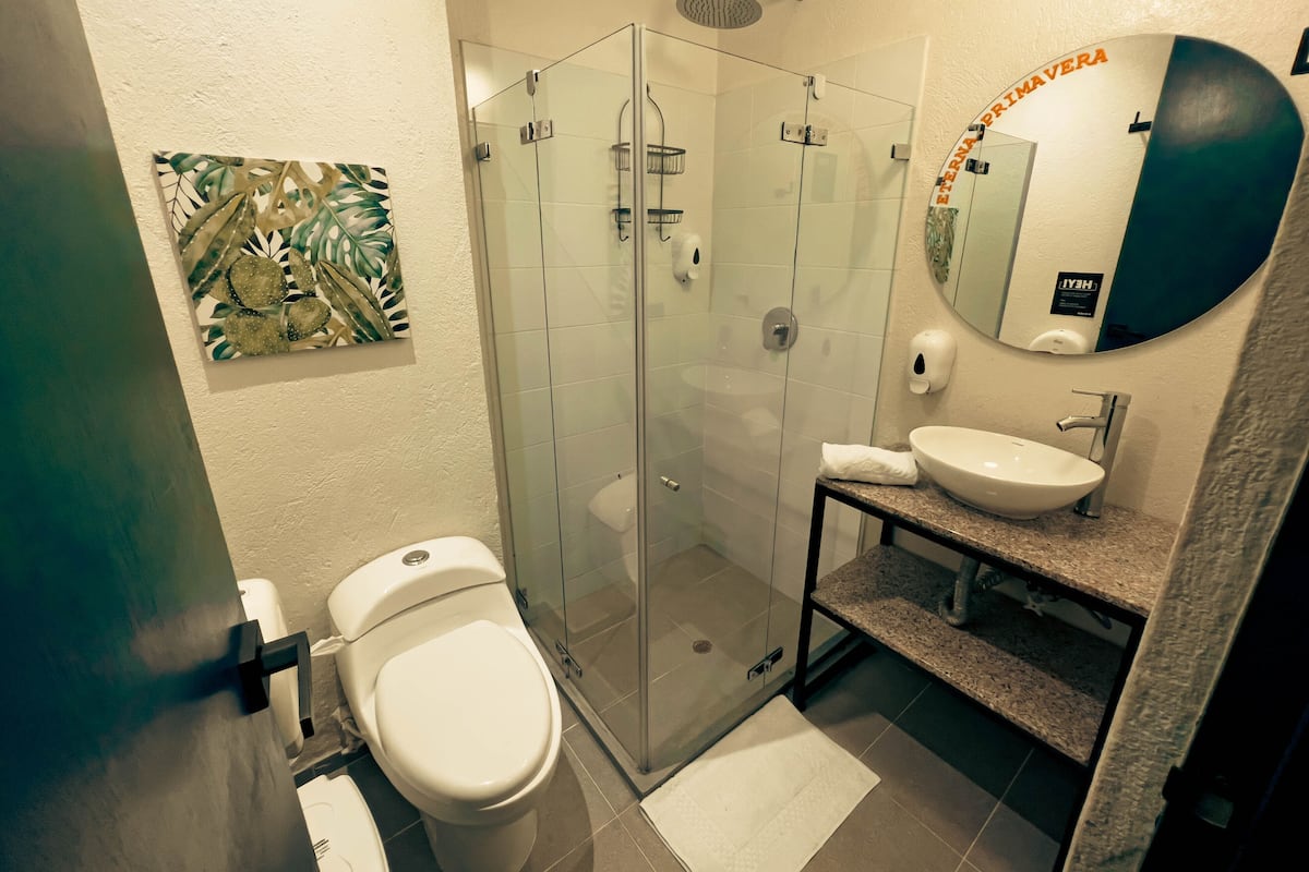 ฝักบัว, เรนชาวเวอร์, ผ้าเช็ดตัว, สบู่