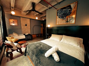 Studio (Triple) | Blackout curtains, free WiFi, bed sheets - Viajero Hostel Medellin (Medellín)