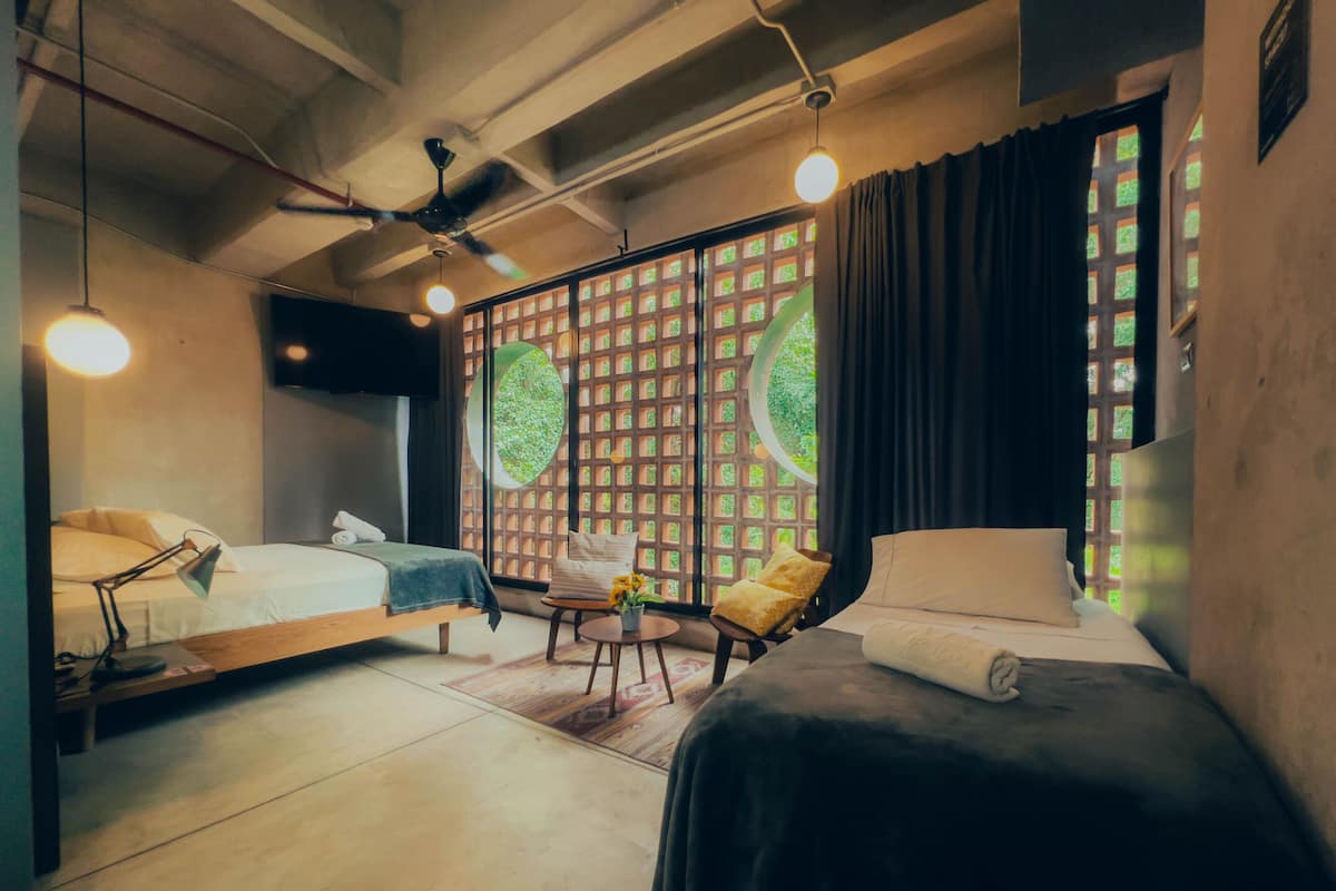 สตูดิโอ (Triple) | ผ้าม่านกันแสง, Wi-Fi ฟรี, ผ้าปูที่นอน