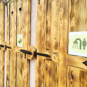 Tent | Bathroom | Shower, towels, toilet paper - Camping Garden Park (Radovljica)