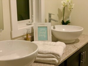 Banheira, secador de cabelo