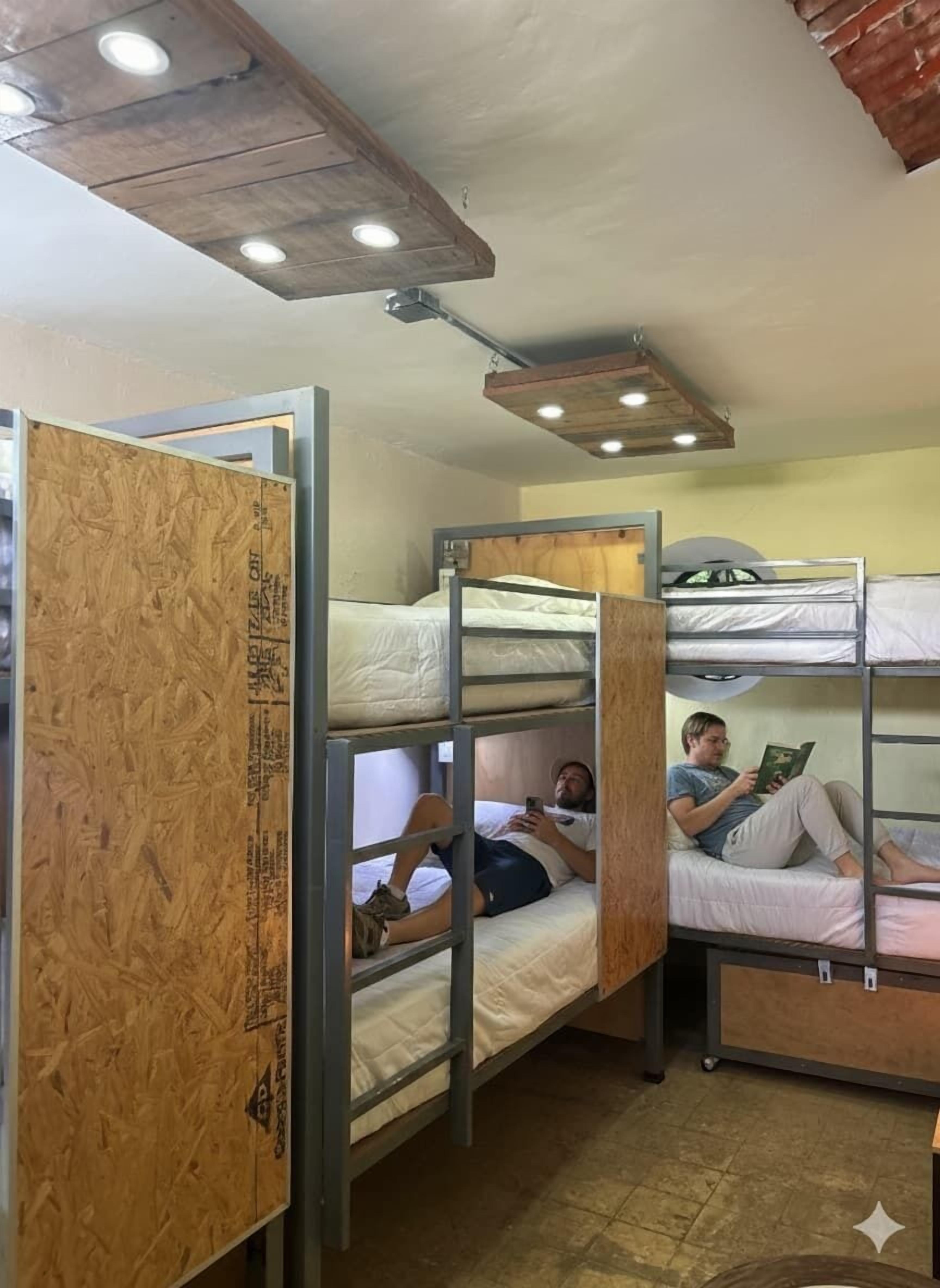 COMPARTIDA HOMBRES | Tabla de planchar con plancha y wifi gratis