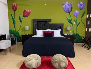 Chambre Double Deluxe | Salle de séjour | Télévision de 32 pouces avec chaînes par satellite