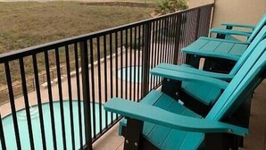 Ein Balkon mit Blick auf Strand und Meer.