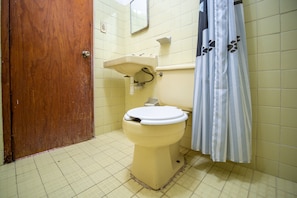 Familienzimmer, Mehrere Betten | Badezimmer | Dusche, kostenlose Toilettenartikel, HandtĂŒcher
