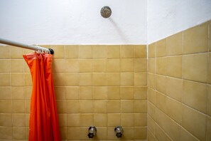 Standard-Dreibettzimmer | Badezimmer | Dusche, kostenlose Toilettenartikel, Handtücher