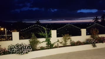 Vista frontal de la propiedad por la tarde o noche