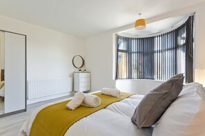 3 slaapkamers, een strijkplank/strijkijzer, gratis wifi, beddengoed