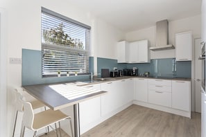 Een koelkast, een magnetron, een oven, een kookplaat