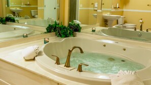 Ensemble douche/baignoire, baignoire Ă jets, serviettes fournies, savon