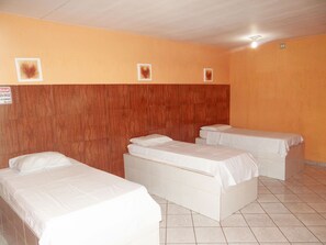 Quarto triplo standard, 1 quarto | Frigobar, escrivaninha, Wi-Fi de cortesia, roupa de cama