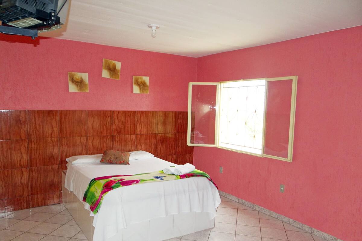 Basic Room | Minibar, desk, WiFi (free), bed sheets