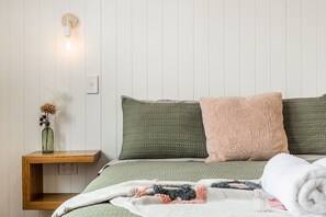 2 bedrooms, iron/ironing board, internet, bed sheets - Forget Me Not Farm Cottages - Daisy (Coopers Shoot)