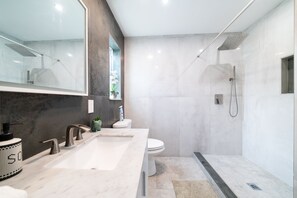 Shower, hair dryer, towels, soap - Luxury Water Front Villa! (Pompano Beach)