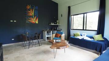 Kamar Quadruple Keluarga, Beberapa Tempat Tidur, dapur kecil | Area keluarga | Smart TV 32-inci dengan saluran TV kabel dan TV