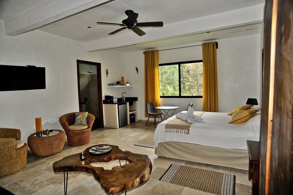 Kamar Double Deluks, Beberapa Tempat Tidur, dapur kecil, pemandangan bukit | Seprai premium, ruang kerja ramah laptop, dan tirai kedap cahaya